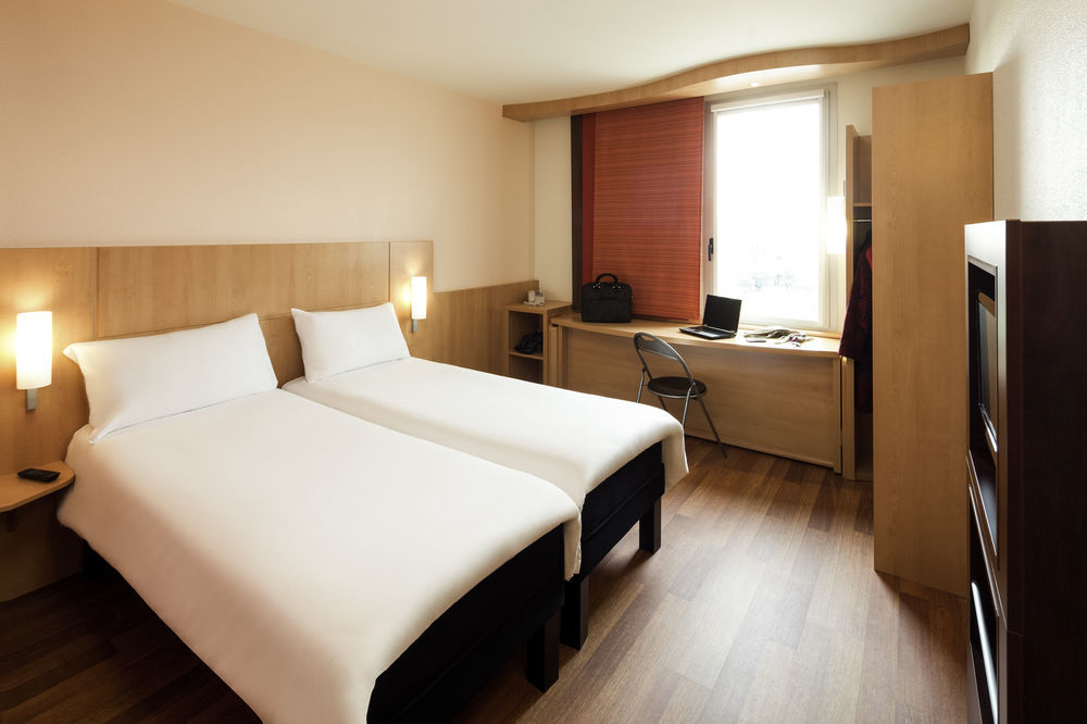 Hotel Ibis Braganca Exterior photo